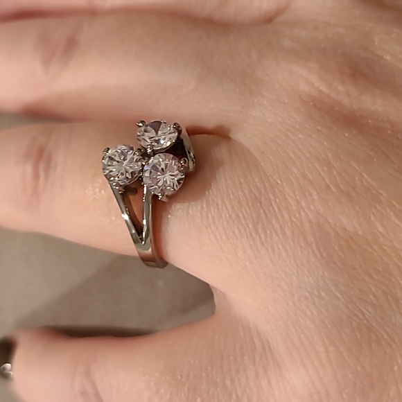 Three stone Cubic zirconia stainless steel ring - Picture 5 of 9